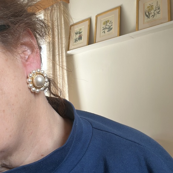 Napier gold and Pearl screw back earrings. Never worn - collectible - Picture 3 of 3